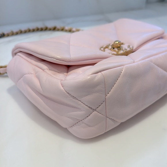 Authentic CHANEL 19 Lambskin Quilted Medium Flap Light Pink Pristine - Picture 12 of 14